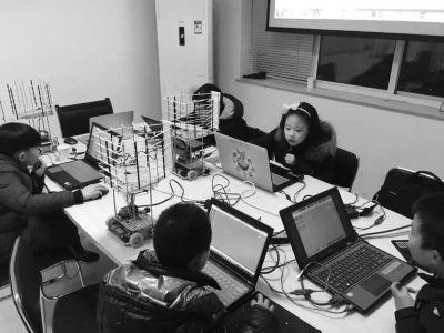 机器人培训受追捧 成家长眼中“升学捷径”
