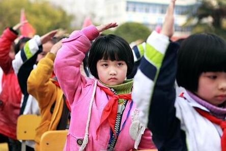 新版中小学生守则落地 增加不比吃喝穿戴等内容
