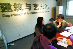 都晓杰是北京交通大学建筑与艺术系硕士研究生,今年将毕业的他正紧张