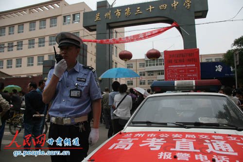 甘肃兰州3万学子冒雨赶考 500多交警为高考保驾护航