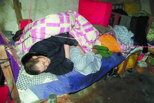 老人脚趾溃烂医院愿免费手术 四子女均不肯签