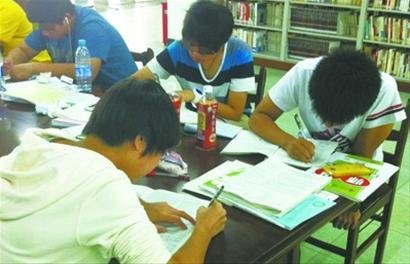 沈阳:开学在即 学生在图书馆里扎堆抄作业(图)