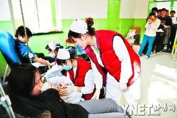 血库频频告急 采血车进大学校园学生踊跃献血