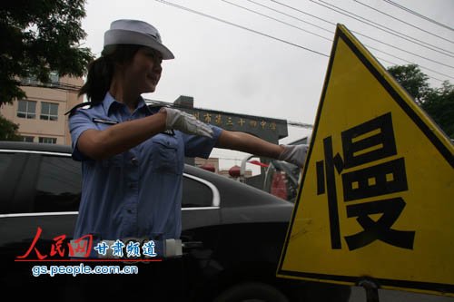 甘肃兰州3万学子冒雨赶考 500多交警为高考保驾护航