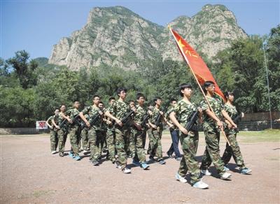 十八中高中学生在延庆龙庆峡军训基地军训,正在练习行列式表演.