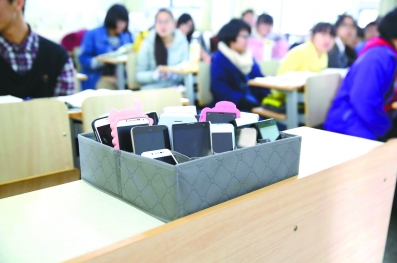 课堂玩手机被没收离校出走 手机时代学校咋管