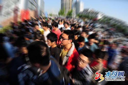 高考首日记者探考场:陪考家长越来越少