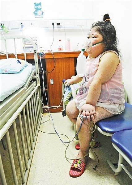 <em>9岁女孩</em>体重120斤 姐姐放弃理想立志学医救妹