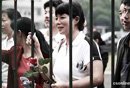 拍客：湖南高考首日 母亲手持鲜花等孩子凯旋