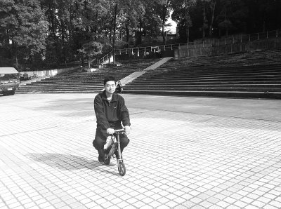 大学毕业生发明微型折叠式电动车 不到12公斤重