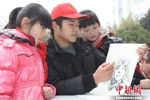 雷锋日江苏盐城五百余名少年画雷锋