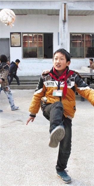 浙江一学校学生用纸揉成团 当做足球排球玩耍