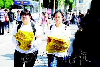 娃走出学校就进辅导班 学生暑期报13个辅导班