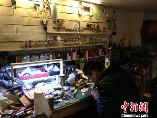 兰州90后创业记:凭热情揣摩自学成皮具匠人