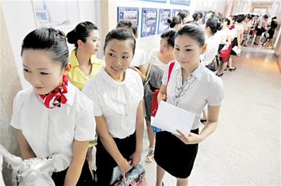 空姐招考进校园靓女如云 收入可观月入过万