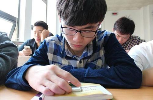 帮学生脱离假期综合症 上课玩手机罚发红包_教育_腾讯网