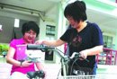 女生右腿骨折仍坚持高考 母亲请假做全职车夫