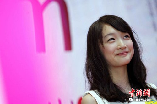 周冬雨开发布会谈艺考 自评长相没优势清唱招人笑