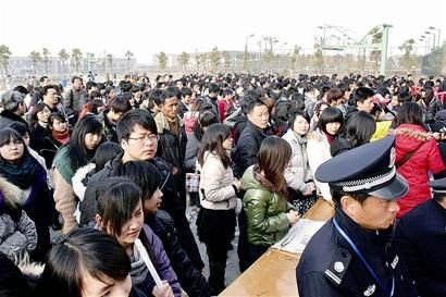 艺考火爆累坏家长 凌晨2点带孩子星夜排队