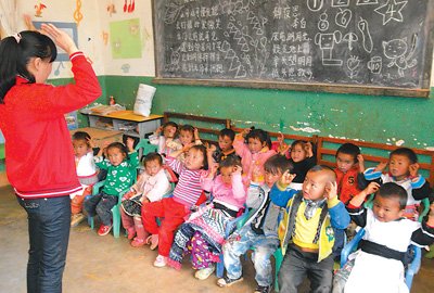 农村贫困儿童先天不足 营养不良教育缺失