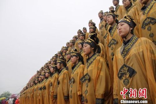 河南卫辉数百中学生停课参加祭祖活动引家长不满