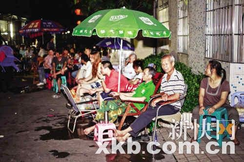 民办小学不收赞助费 百余家长通宵排队两昼夜