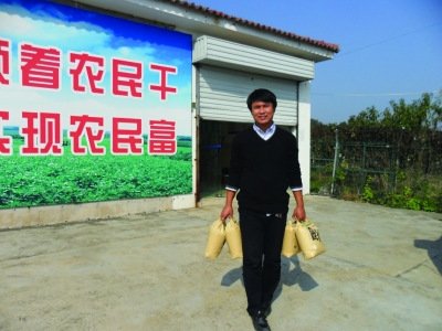 学生村官放弃公务员面试 帮村民卖百万斤粮食