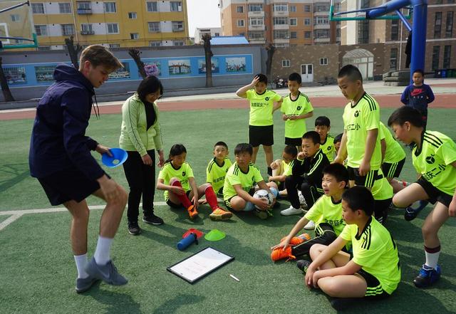 延庆小学足球场来了“洋教练”，来自英国的足球训练方式让人兴奋