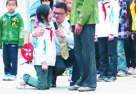 学校开孝德课<em>教育</em>感恩 <em>女生</em>下跪求<em>父亲</em>原谅_