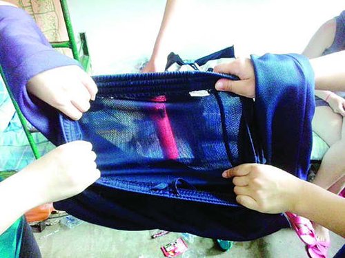 中学发网眼校服<em>女学生</em>内衣隐现校方:凉快_教育