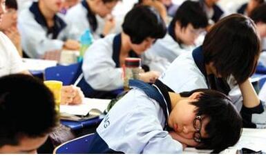 中学生对睡眠想说“爱你”不容易 高三睡眠最短
