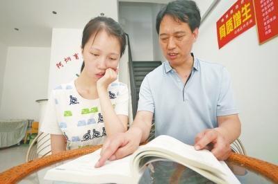 张静雯和父亲翻看《招生之友》选择报考学校