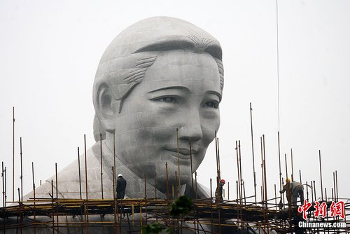 24.15米高宋庆龄雕像落户郑州