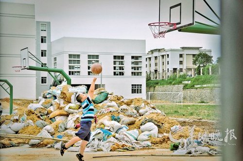 学校建好了却被闲置 广州番禺楼盘公校为何多“烂尾”