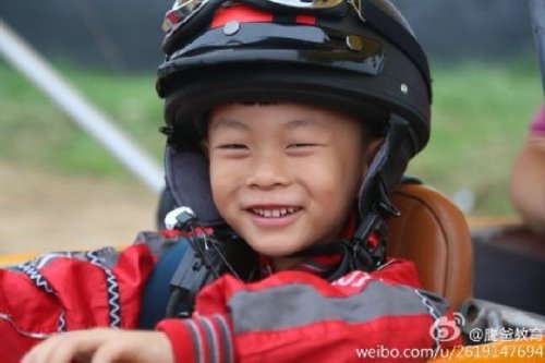 5岁裸跑弟学会开飞机 创吉尼斯最小飞行员纪