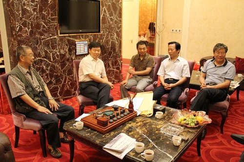 山东大学校长徐显明在北京与著名书画家座谈