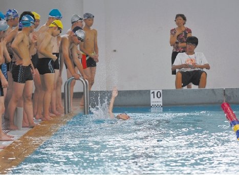 为游泳中考练2个月 脑瘫男孩单臂100米游泳满分_教育_腾讯网