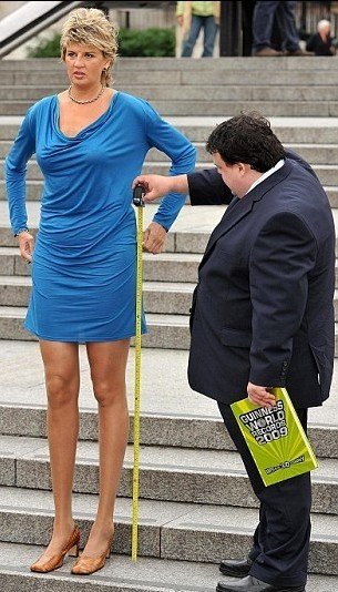 世界第一长腿美女重返球场 任美高中球队助理