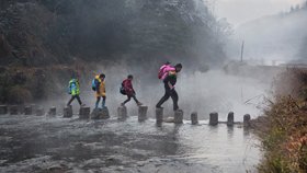 代课老师一人一校27年，“满村都是我的学生”