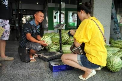 西瓜爸爸:写字楼摆摊一天卖万斤瓜