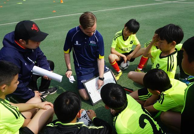 延庆小学足球场来了洋教练,来自英国的足球训