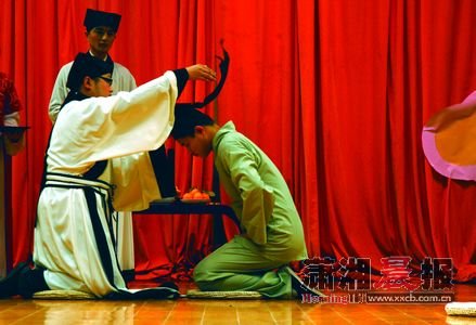 中学生体验汉式成人礼 跪拜父母谢养育之恩