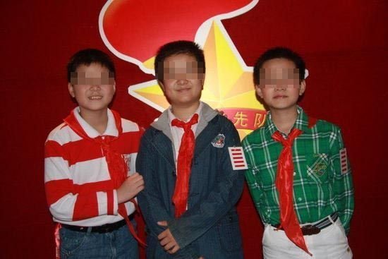 “五道杠”少年父母：恳请网友别再挖苦孩子