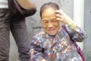 “袖珍妈妈”校门外为高考儿祈祷