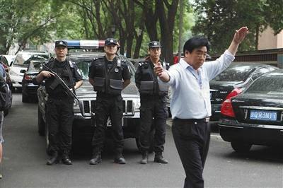 北京高考特警车队首次押运试卷 持枪盯守巡视_教育_腾讯网