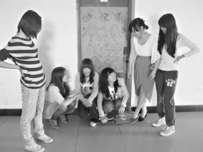 大一女生寝室门口贴个性漫相引围观(图)