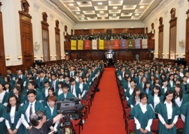 香港大学举行新生入学礼欢迎新生