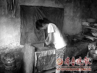 女高中生家境贫寒 为吃免费午餐食堂卖饭4年