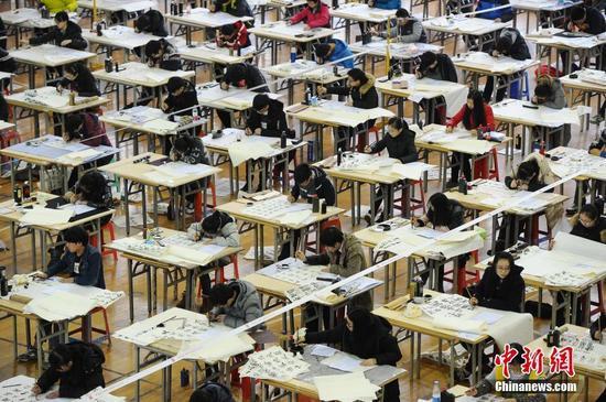 中国美院艺考生同场拼书法 场面壮观