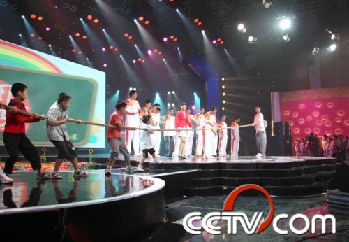 开学第一课上演拔河赛 林浩队胜姚明易建联队